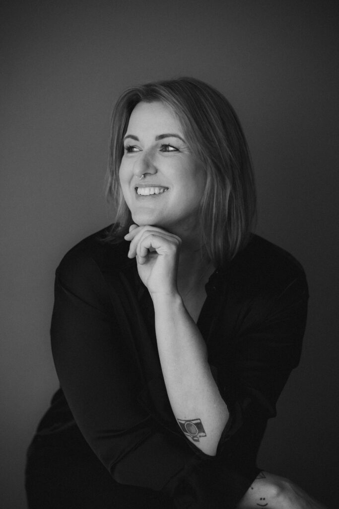 Fotografin schaut lächelnd zu Seite.