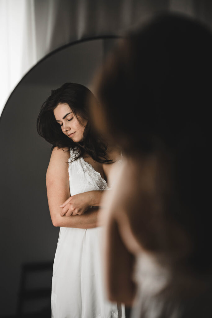 Beim Shooting schaut die Frau sinnlich zu ihrem Arm