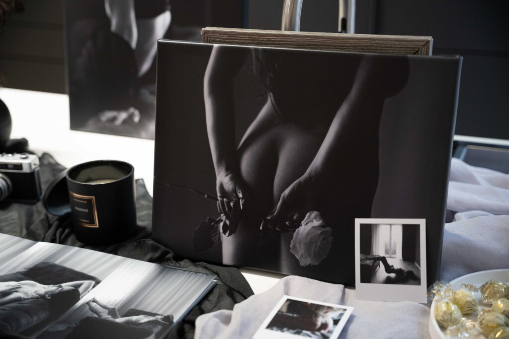 Das Bild zeigt Alben mit Brautboudoir Bildern als Beispiel und Polaroid Bilder vom Shooting