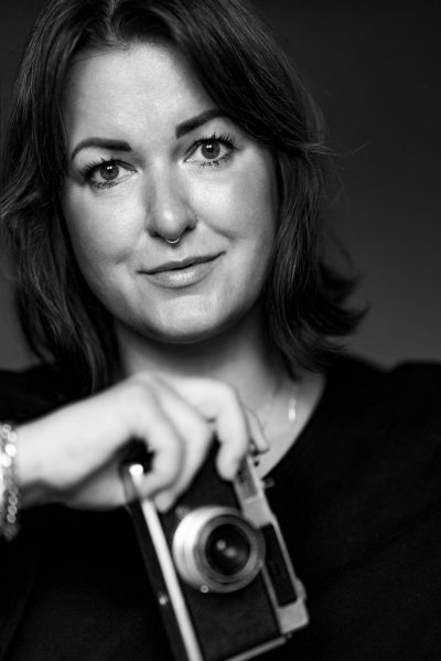 Fotografin aus Bruchsal Selbstportrait mit Kamera in der Hand